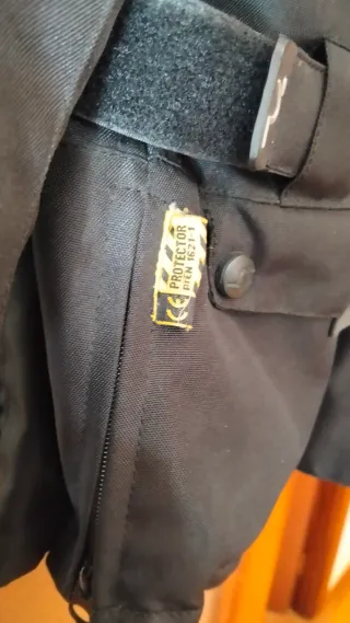 Chaqueta de moto negra y gris