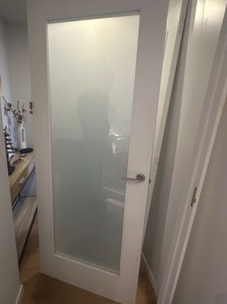 Puerta de comedor blanca con cristal