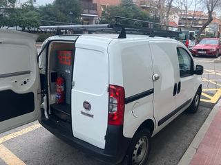 Furgoneta ECO con baca para alquilar sin conductco