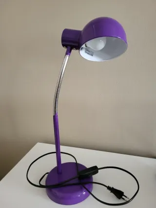 Lámpara flexo morada