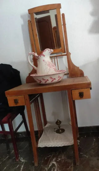 Lavabo antiguo de madera y cerámica