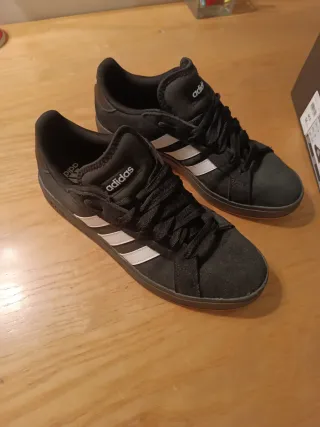 Zapatillas Adidas Court base 00s Negras