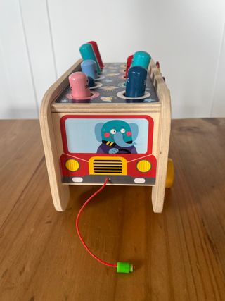 Autobús de madera para arrastrar