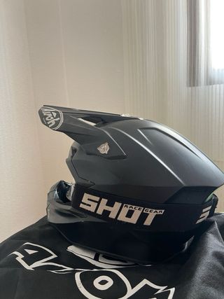 Casco Airoh Negro con Gafas Shot Race Gear