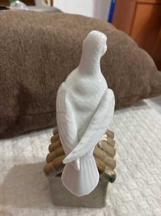 Cigüeña de porcelana sobre casita