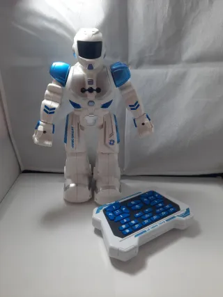 Robot teledirigido blanco y azul
