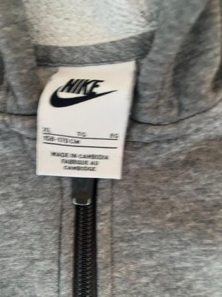 Chaqueta deportiva Nike gris