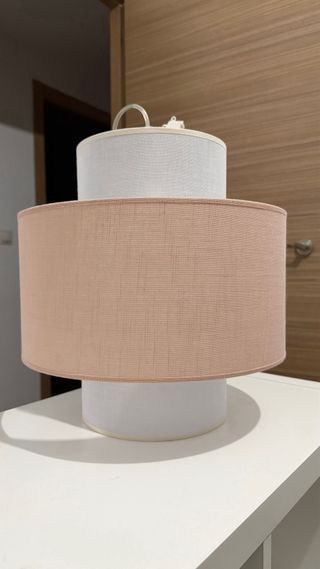 Lámpara de tela rosa y blanca