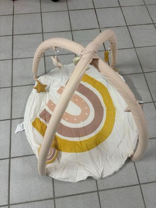 Parque infantil con arcoíris