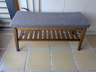 Banco de madera con estante color nogal