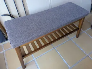 Banco de madera con estante color nogal