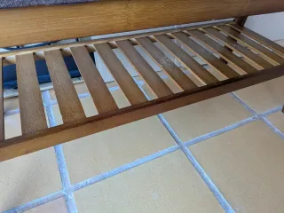 Banco de madera con estante color nogal