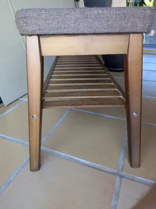 Banco de madera con estante color nogal