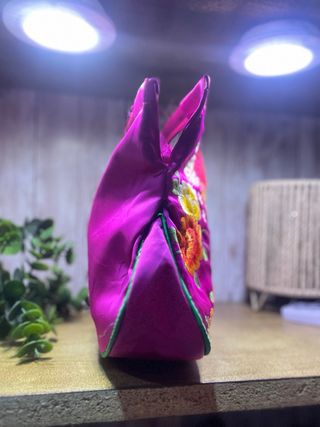 Bolso de mano bordado comprado en Menorca