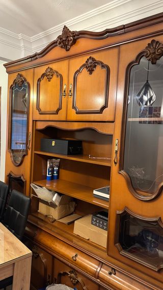 Mueble de madera y cristal