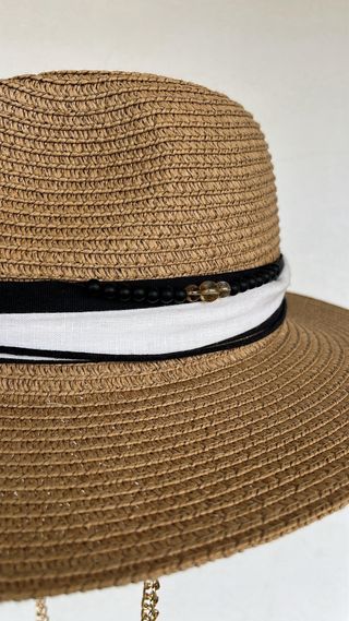 Sombrero de verano marrón claro customizado