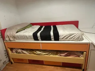 Habitación nido con cajones estanteria escritorio