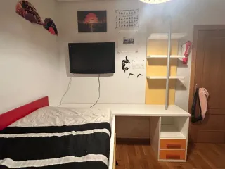 Habitación nido con cajones estanteria escritorio