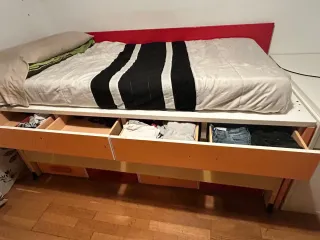 Habitación nido con cajones estanteria escritorio