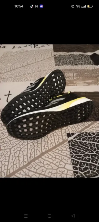 Zapatillas Adidas Negras y Amarillas Talla 42