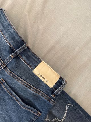 Pantalón acampanado Stradivarius corto D78