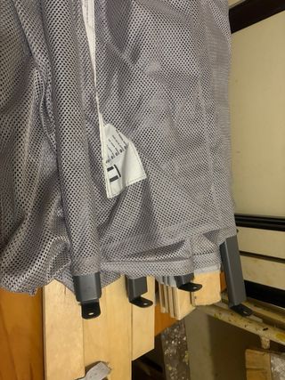 Cama individual de madera blanca con mesita