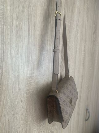 Bolso Guess Beige y Dorado
