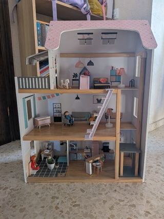 Casa de muñecas de madera