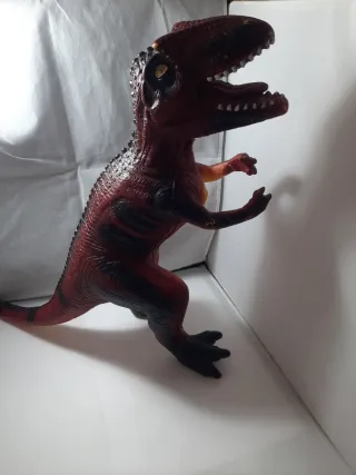 Dinosaurio de juguete rojo y negro
