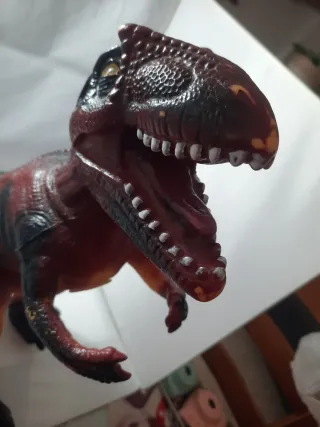 Dinosaurio de juguete rojo y negro