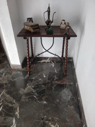 Mesa de madera y forja