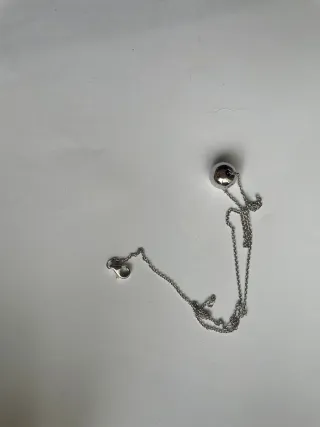 Collar de plata con colgante de bola