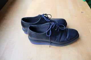 Zapatos Camper Negros Cordones y Suela Azul