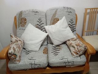 Sofá de tela y madera beige y marrón