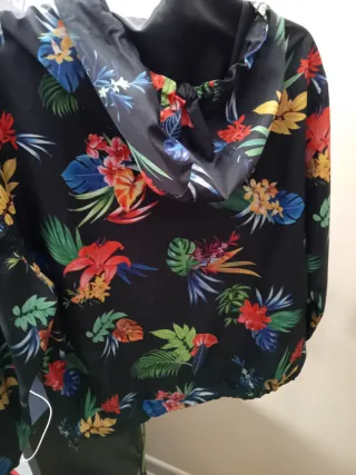 Chubasquero con estampado floral