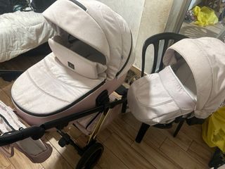 Carro de bebé rosa con bolso