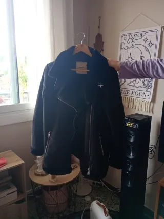 Chaqueta negra de ante con borreguito