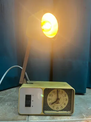 Sveglia da comodino gialla con lampada