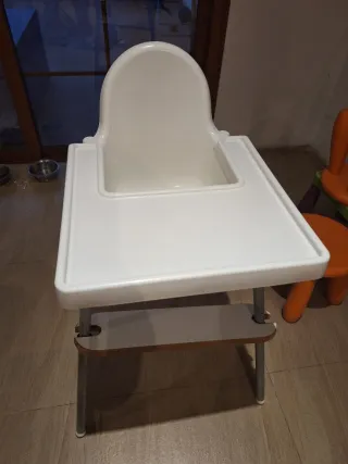 Trona IKEA con reposapiés