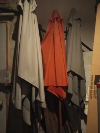 3 Sombrillas de tela con su pie de marmol