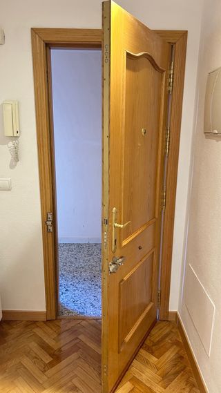 Puerta principal de madera