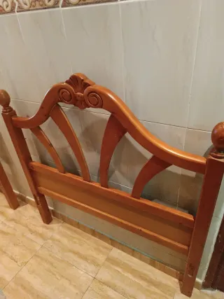 Dos cabezales de madera