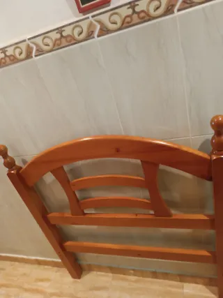 Dos cabezales de madera