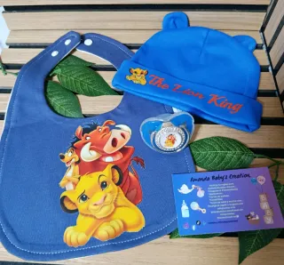 Conjunto bebé gorrito, babero y chupete Rey León