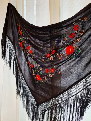 Manton negro bordado flores