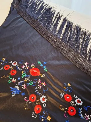 Manton negro bordado flores