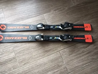 Sci infantili Blizzard con attacchi