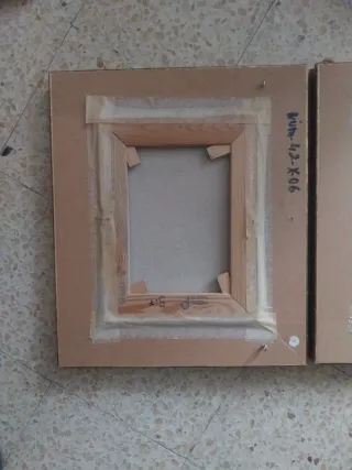 Due quadri ad olio su tela con cornici dorate