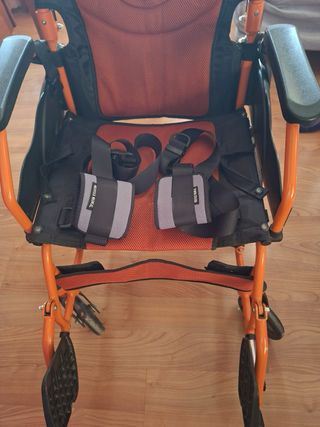 Silla de ruedas con accesorios