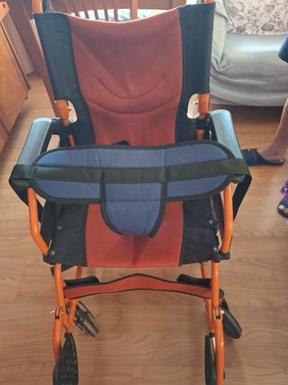 Silla de ruedas con accesorios